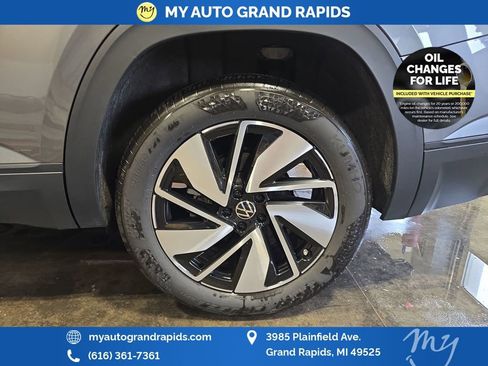 Used 2025 Volkswagen Atlas SE image 30