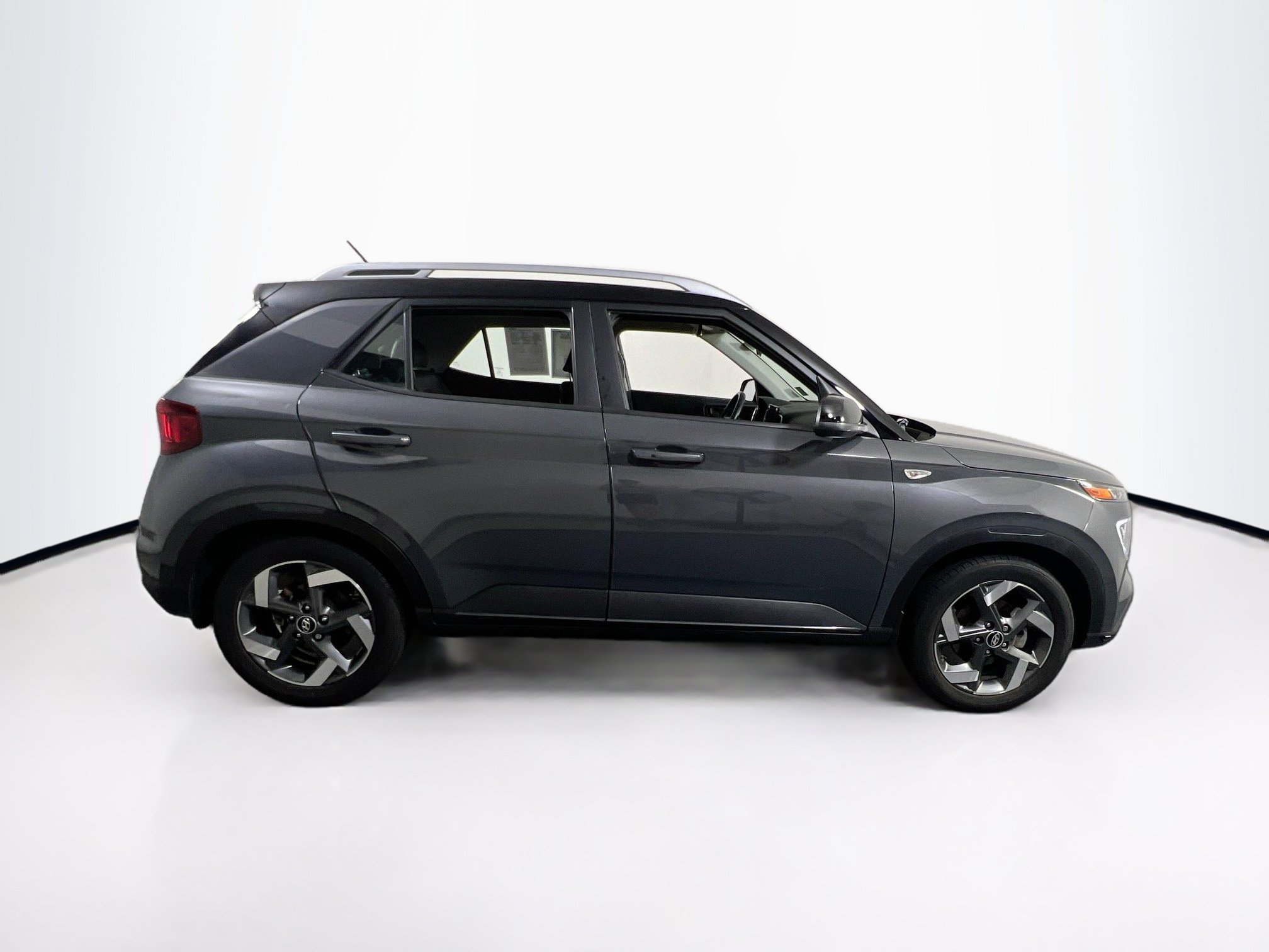 Used 2023 Hyundai Venue Limited FWD image 4