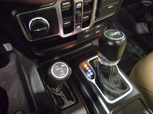 Used 2019 Jeep Wrangler Unlimited Sahara AWD/4WD image 29
