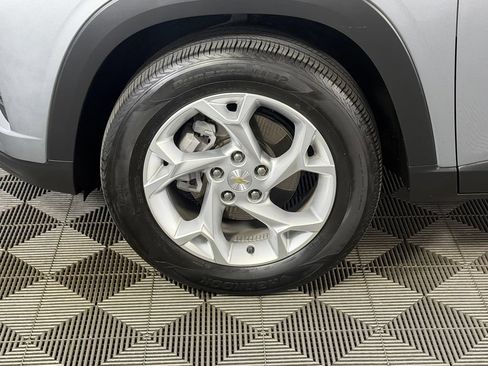 Used 2024 Chevrolet Trax LS w/ LS Convenience Package FWD image 11