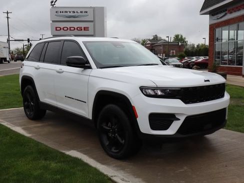 Used 2023 Jeep Grand Cherokee Altitude AWD/4WD image 3