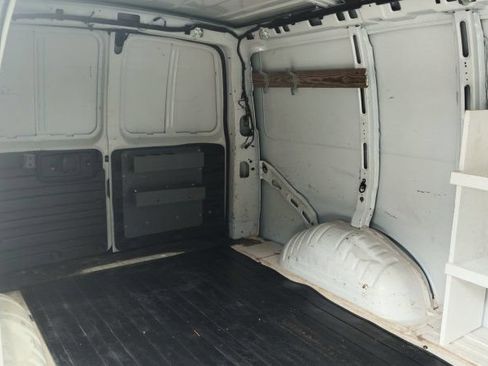 Used 2018 Chevrolet Express 2500 w/ Driver Convenience Package RWD image 13