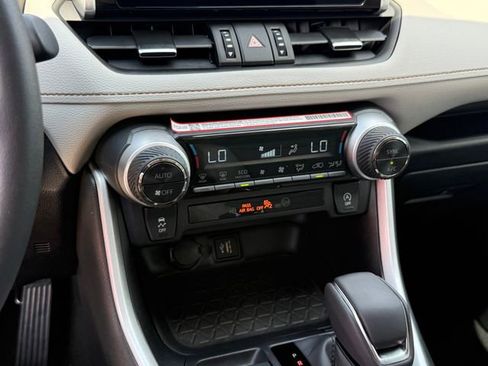 Used 2025 Toyota RAV4 XLE Premium image 20
