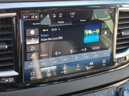 Used 2024 Chrysler Pacifica Touring-L image 16