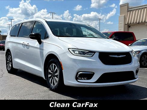 Used 2024 Chrysler Pacifica Limited FWD image 3