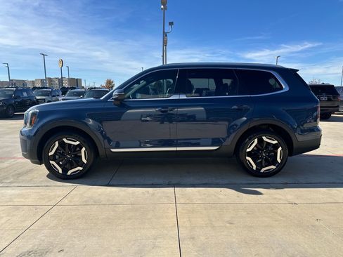 Used 2023 Kia Telluride EX w/ EX Captain's Chair Package image 2