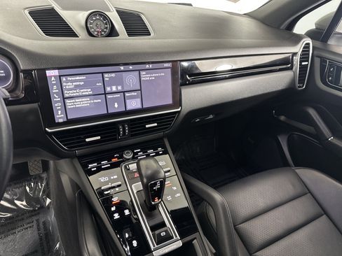 Used 2021 Porsche Cayenne Base image 4