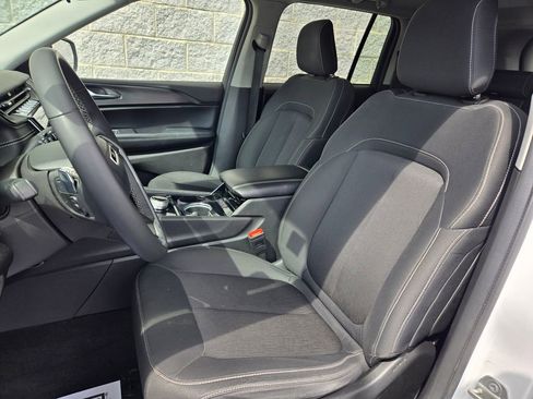 Used 2023 Jeep Grand Cherokee Laredo w/ Luxury Tech Group I AWD/4WD image 14