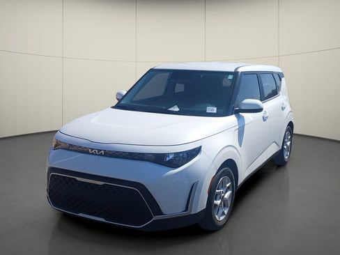 Used 2023 Kia Soul LX w/ LX Technology Package FWD image 3