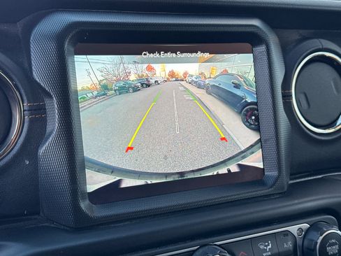 Used 2023 Jeep Wrangler Unlimited Sahara image 26