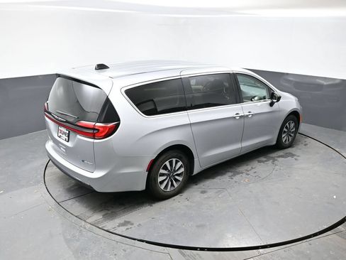 Used 2024 Chrysler Pacifica Limited FWD image 40