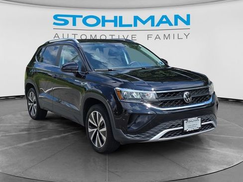 Certified 2023 Volkswagen Taos SE w/ Panoramic Sunroof Package FWD image 3