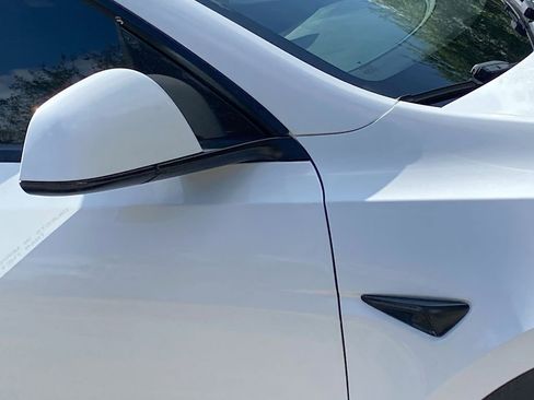 Used 2022 Tesla Model Y Long Range image 19