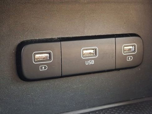 Used 2022 Kia Carnival LX image 30