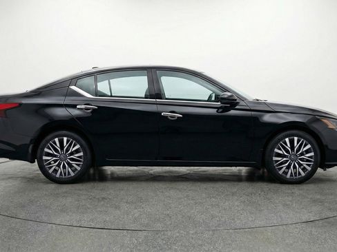 Used 2025 Nissan Altima 2.5 SV FWD image 11