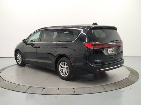 Used 2024 Chrysler Pacifica Touring-L FWD image 6