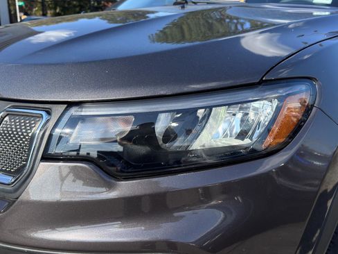 Used 2022 Jeep Compass Latitude image 11