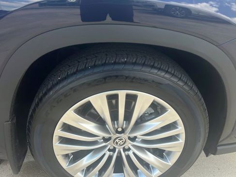 Used 2025 Toyota Highlander Platinum AWD/4WD image 19