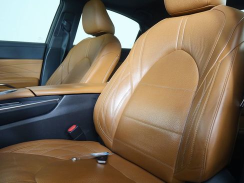 Used 2019 Toyota Avalon Limited image 12