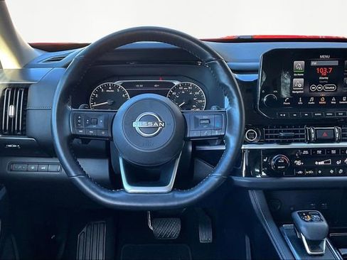 Used 2023 Nissan Pathfinder SL image 8