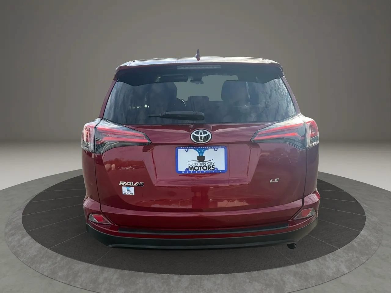 Used 2018 Toyota RAV4 LE FWD image 4