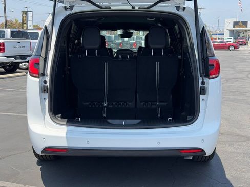 New 2026 Chrysler Pacifica Select w/ S Appearance Package FWD image 11