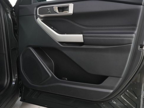 Used 2022 Ford Explorer XLT image 9