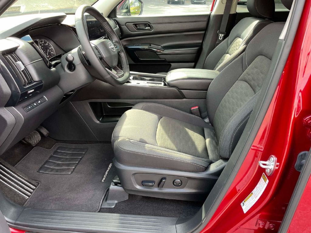 Used 2026 Nissan Pathfinder SV FWD image 29