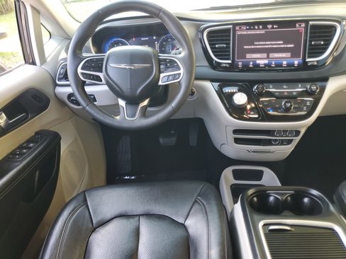 Used 2022 Chrysler Pacifica Touring-L image 15