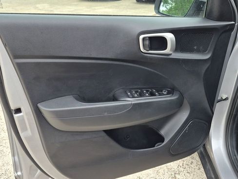 Used 2025 Hyundai Venue SEL FWD image 11
