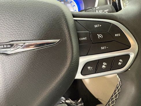Used 2024 Chrysler Pacifica Touring-L FWD image 24