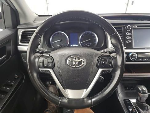 Used 2019 Toyota Highlander XLE AWD/4WD image 17