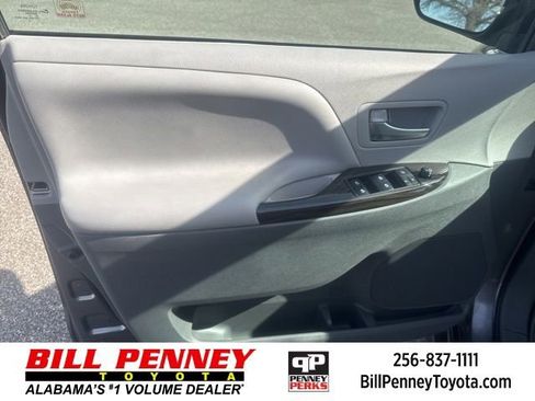 Used 2020 Toyota Sienna XLE image 21