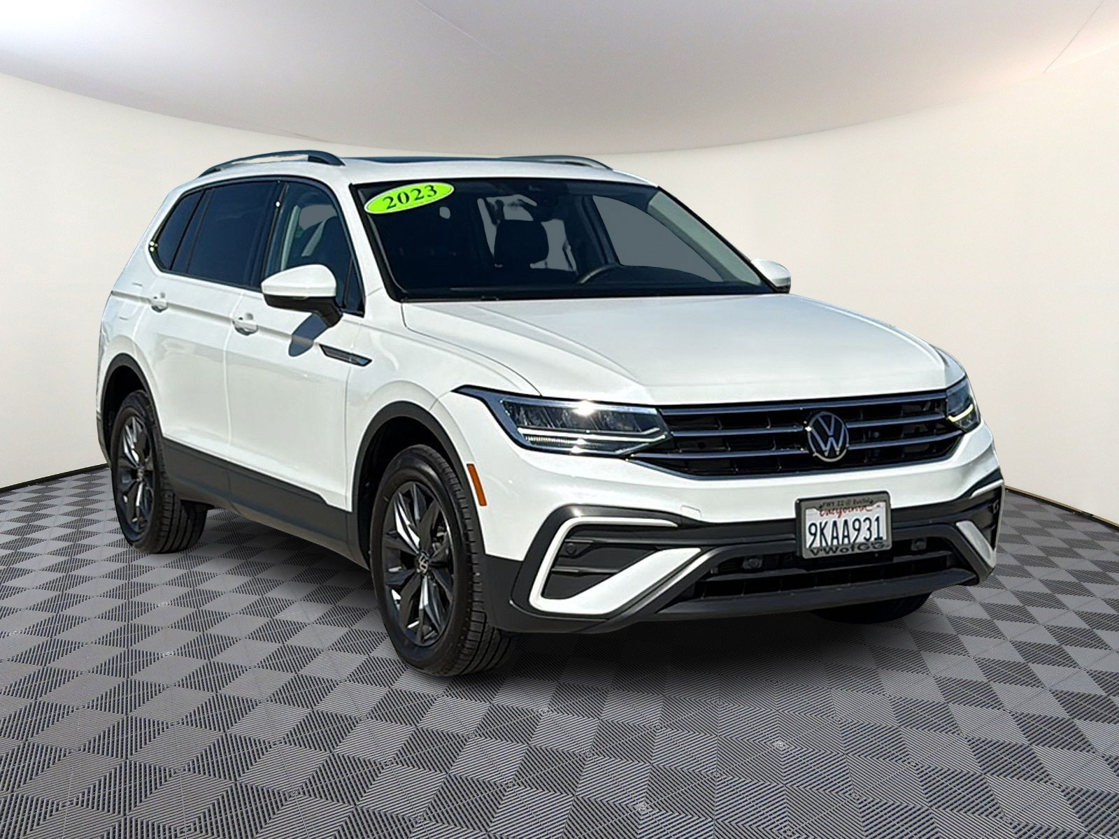 Used 2023 Volkswagen Tiguan SE FWD image 1