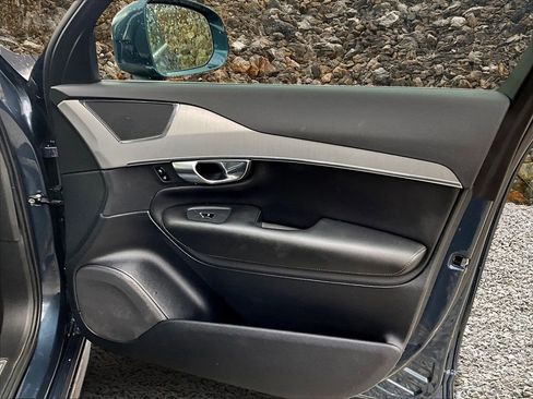 Used 2021 Volvo XC90 T5 Momentum w/ Protection Package Premier image 21