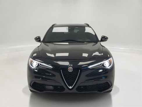 Used 2023 Alfa Romeo Stelvio Ti image 2
