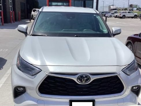Used 2022 Toyota Highlander LE FWD image 1
