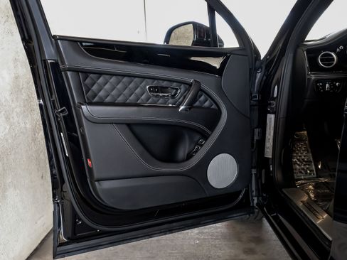 Used 2017 Bentley Bentayga image 46