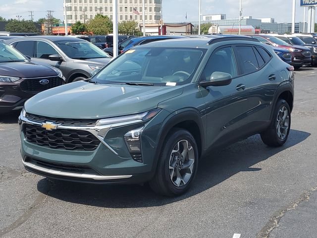 Used 2025 Chevrolet Trax LT FWD image 3