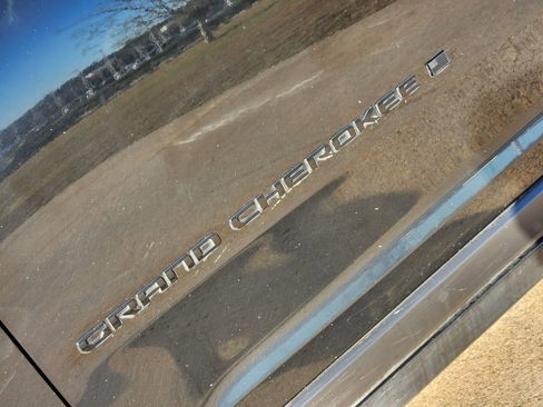 Used 2023 Jeep Grand Cherokee L Laredo image 16