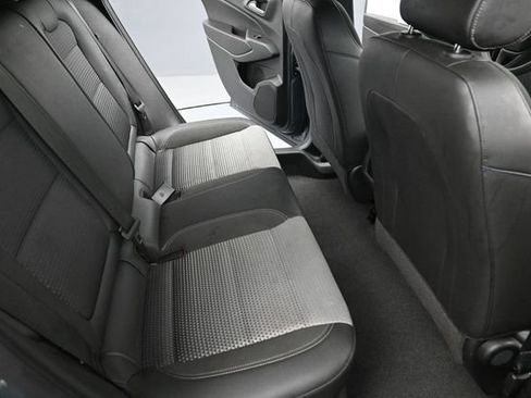 Used 2025 Chevrolet Trax LT FWD image 18