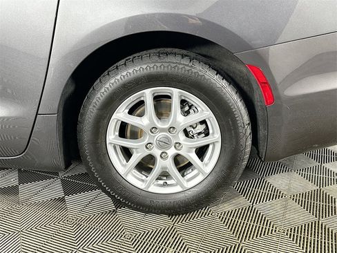 Used 2022 Chrysler Pacifica Touring-L image 33