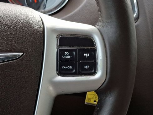 Used 2015 Chrysler Town & Country Touring w/ Driver Convenience Group image 23