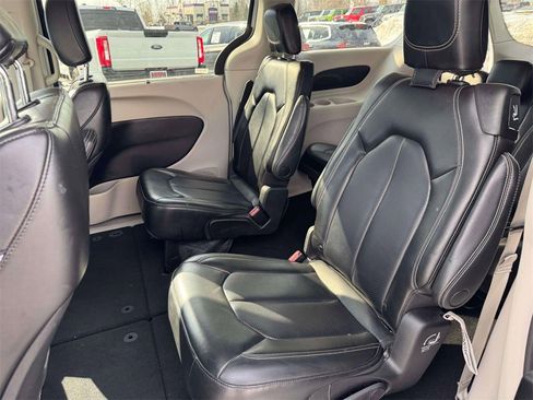 Used 2023 Chrysler Pacifica Touring-L image 11