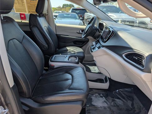 Used 2022 Chrysler Pacifica Touring-L image 10