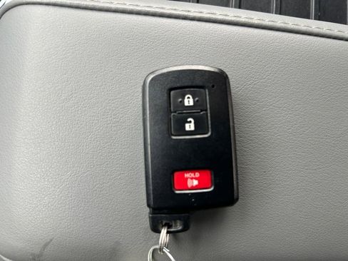 Used 2021 Toyota Tundra Limited w/ Limited Premium Package AWD/4WD image 32