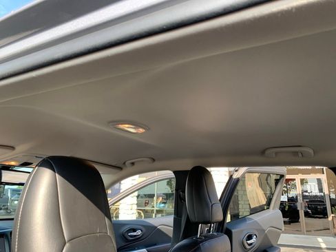Used 2018 Jeep Cherokee Trailhawk AWD/4WD image 28