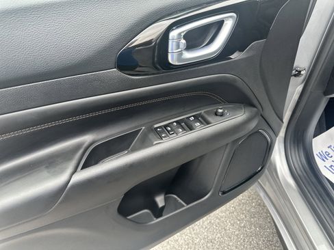 Used 2023 Jeep Compass Limited image 12