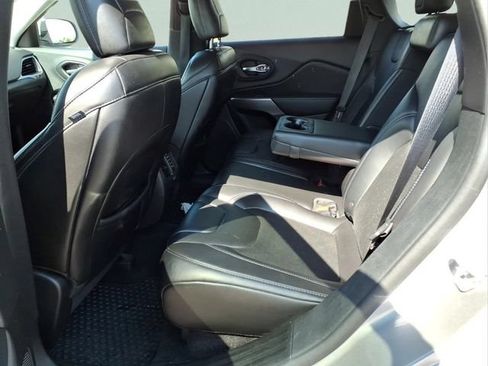 Used 2019 Jeep Cherokee Latitude Plus w/ Cold Weather Group AWD/4WD image 20