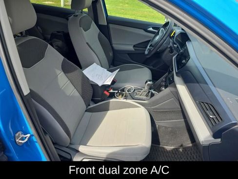 Used 2024 Volkswagen Taos SE w/ Panoramic Sunroof Package image 8